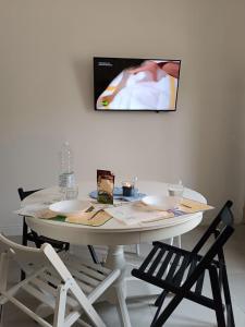 TV a/nebo společenská místnost v ubytování Ruffoli-Home a 300 m dal mare