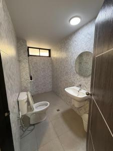 een badkamer met toilet en wastafel bij XX Yellow Place Sukhumvit soi 2 - BTS Nana เยลโล่ เพลส บีทีเอส นานา in Bangkok