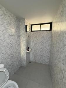 een badkamer met een toilet en een raam bij XX Yellow Place Sukhumvit soi 2 - BTS Nana เยลโล่ เพลส บีทีเอส นานา in Bangkok +13 foto's