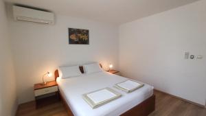 Postel nebo postele na pokoji v ubytování Seaside Apartments Laurus Murter