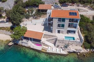 una vista aerea di una casa sull'acqua di Mediterranean Villa next to Sea a Klek