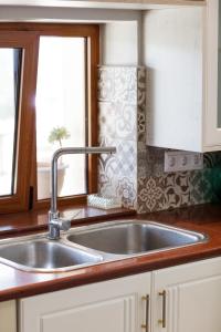 eine Küchentheke mit Spüle und Fenster in der Unterkunft Bezari pool villa in Metochia Fratzeskiana