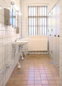 un baño con lavabo y espejo en SleepIn FÆNGSLET, en Horsens 33 fotos más