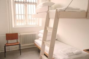 Giường trong phòng chung tại SleepIn FÆNGSLET