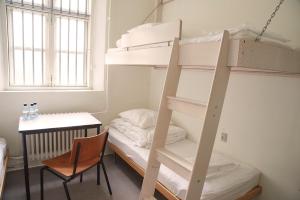 Giường trong phòng chung tại SleepIn FÆNGSLET