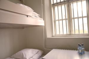 Giường trong phòng chung tại SleepIn FÆNGSLET