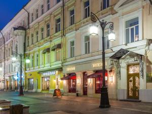 a city street at night with buildings and a street light at Hotel Kamergersky in Moscow