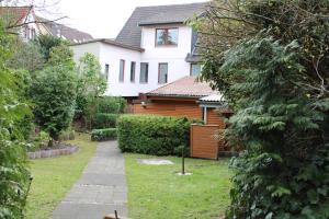 a house with a garden in front of it at Das kleine Klee in Goslar