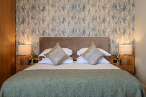 Letto o letti in una camera di Manor West Hotel & Leisure Club