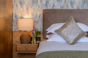 Letto o letti in una camera di Manor West Hotel & Leisure Club