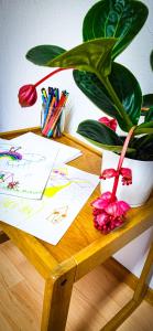 Una mesa de madera con papeles y una planta en maceta. en Nertha, die Ferienwohnung, en Uslar 23 fotos más