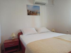 Postel nebo postele na pokoji v ubytování Seaside Apartments Laurus Murter