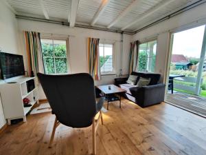 Televisyen dan/atau pusat hiburan di Vakantiehuis bij Lauwersmeer