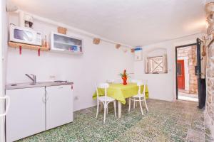 cocina y comedor con mesa y sillas en Peti Apartment, en Dubrovnik