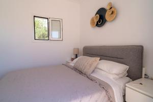 Una cama o camas en una habitación de Kalamaki Court, Villa Clelia, 2 Bedrooms 30 fotos más