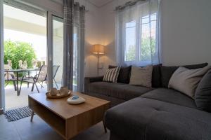 Un lugar para sentarse en Kalamaki Court, Villa Clelia, 2 Bedrooms