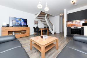 een woonkamer met een bank en een tafel bij Ferienhaus Lüttje Krabbe in Carolinensiel