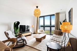 阿尔泽特河畔埃施A Stylish Retreat in Esch Urban Landscape的带沙发和电视的客厅