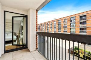 A Stylish Retreat in Esch Urban Landscape的阳台或露台