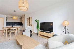 阿尔泽特河畔埃施A Stylish Retreat in Esch Urban Landscape的带沙发和桌子的客厅