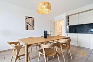 A Stylish Retreat in Esch Urban Landscape的厨房或小厨房