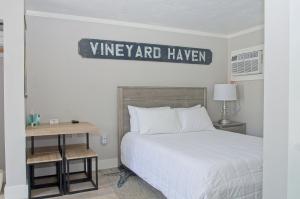 Ένα ή περισσότερα κρεβάτια σε δωμάτιο στο Vineyard Harbor Motel