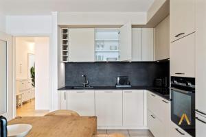 A Stylish Retreat in Esch Urban Landscape的厨房或小厨房