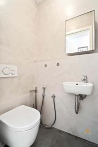 A Stylish Retreat in Esch Urban Landscape的一间浴室