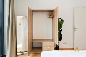 A Stylish Retreat in Esch Urban Landscape客房内的一张或多张床位