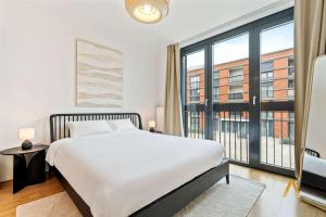 A Stylish Retreat in Esch Urban Landscape客房内的一张或多张床位