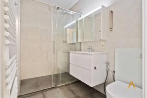 A Stylish Retreat in Esch Urban Landscape的一间浴室