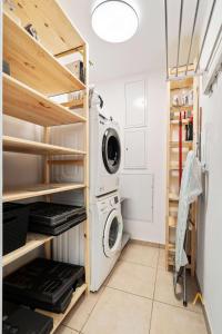 A Stylish Retreat in Esch Urban Landscape的厨房或小厨房