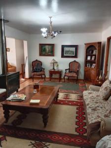 a living room with a couch and a coffee table at Comodo Hostal para personas de trabajo in Linares