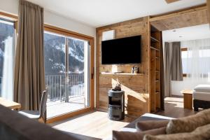 TV a/nebo společenská místnost v ubytování Chalet-Suite Panorama