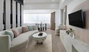 a living room with a white couch and a table at Hotel Holitel in Parit