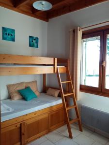 MontcaretにあるLe Pinada, entre Saint Emilion et Bergeracのはしご付きの部屋の二段ベッド1台分です。