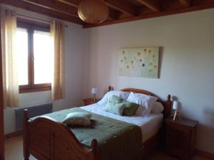 MontcaretにあるLe Pinada, entre Saint Emilion et Bergeracのベッドと窓のある寝室 +12枚の写真