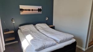 Postel nebo postele na pokoji v ubytování Bensvik Brygge