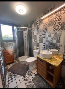 een badkamer met toilet, douche en wastafel bij Bel appartement avec piscine privative à 150m de la plage 6 couchages in Le Barcarès