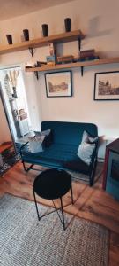 a living room with a green couch and a chair at la Casetta nel Borgo antico in Corese Terra