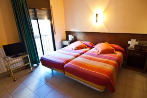 Postel nebo postele na pokoji v ubytování Hostal Les Collades