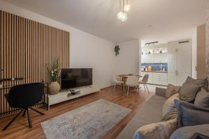 Televízia a/alebo spoločenská miestnosť v ubytovaní Elegant, high end, central condo
