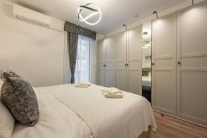 Posteľ alebo postele v izbe v ubytovaní Elegant, high end, central condo