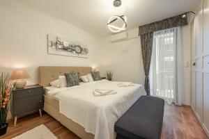 Posteľ alebo postele v izbe v ubytovaní Elegant, high end, central condo