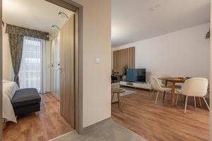 Televízia a/alebo spoločenská miestnosť v ubytovaní Elegant, high end, central condo