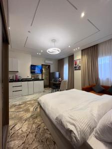 a bedroom with a large bed and a kitchen at Zayed Plaza-زايد بلازا in Cairo