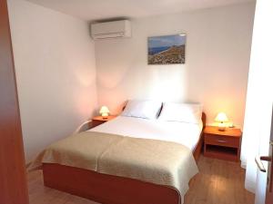 Postel nebo postele na pokoji v ubytování Seaside Apartments Laurus Murter
