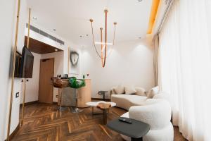 AVA Hotel Chandigarh Zirakpur的电视和/或娱乐中心