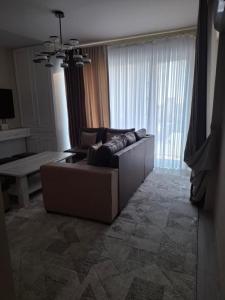 un soggiorno con un divano e un tavolo di Квартира в Ташкенте a Yakkasaray