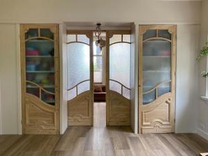 アッカースロートにあるVilla free standing 25 min Amsterdam 10 min beachの木製のドア2つ(ガラス張り)が備わるお部屋 +24枚の写真